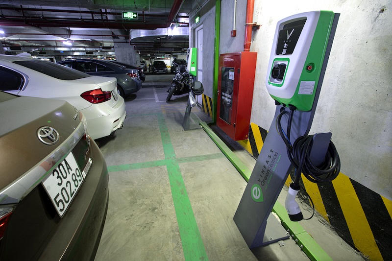 Trụ sạc VinFast được đặt ở cuối vị trí đỗ xe, không làm ảnh hưởng đến công năng sử dụng và diện tích của bãi đỗ xe. &nbsp;