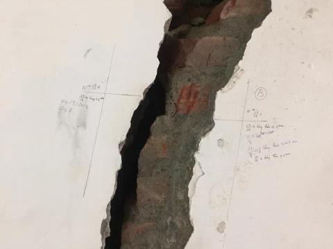 Nha nut toac canh cong trinh chung cu: Thong tin nguoc