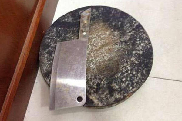 Chổi lau nhà rơi từ tầng 17 trúng đầu bé trai hơn 1 tuổi ở Hà Nội