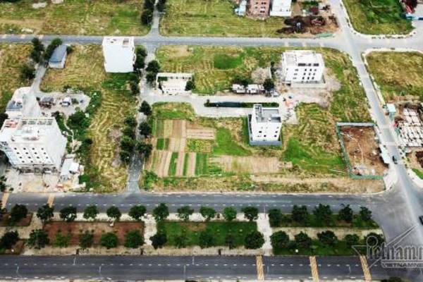 Chuyện lạ ở TP.HCM: Nơi giá đất 300 triệu đồng/m2, biệt thự xây dở không người ở