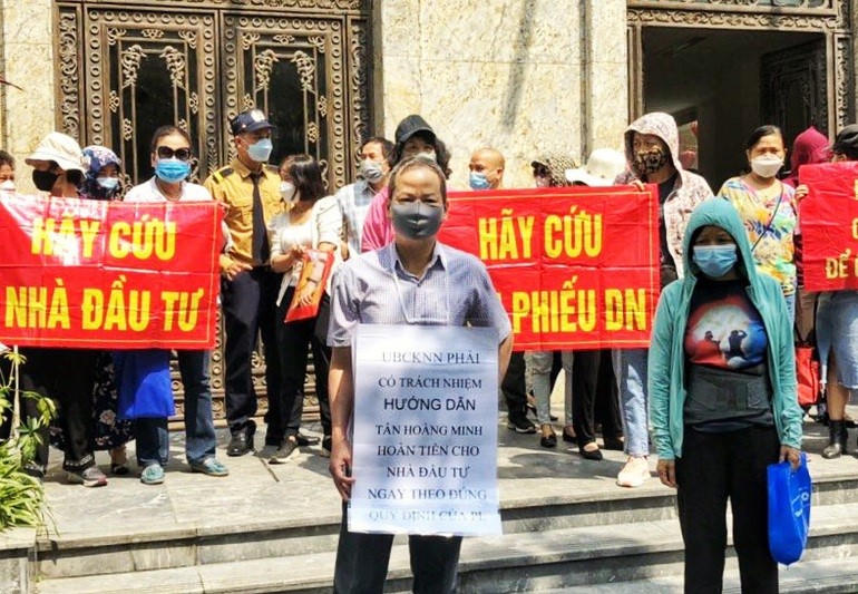 Thời gian qua, nhà đầu tư trái phiếu Tân Hoàng Minh liên tục tập trung trước trụ sở tập đoàn này đòi quyền lợi