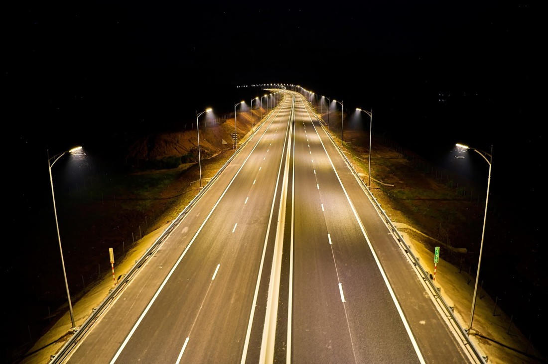 Toàn tuyến có hơn 4.600 cột điện chiếu sáng.