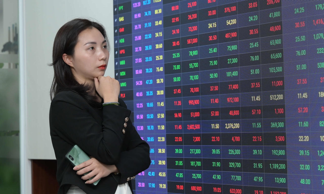 VN-Index tăng vọt sau loạt tin tốt: Chuyên gia cảnh báo sắp có rung lắc