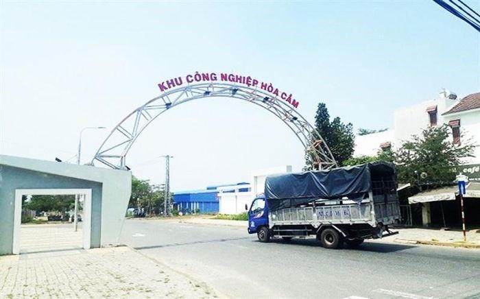 Cổng chính dẫn vào Khu công nghiệp Hòa Cầm giai đoạn 1. &nbsp;