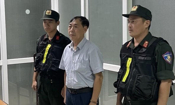 Nguyễn Văn Tam (ở giữa) tại cơ quan công an.&nbsp;