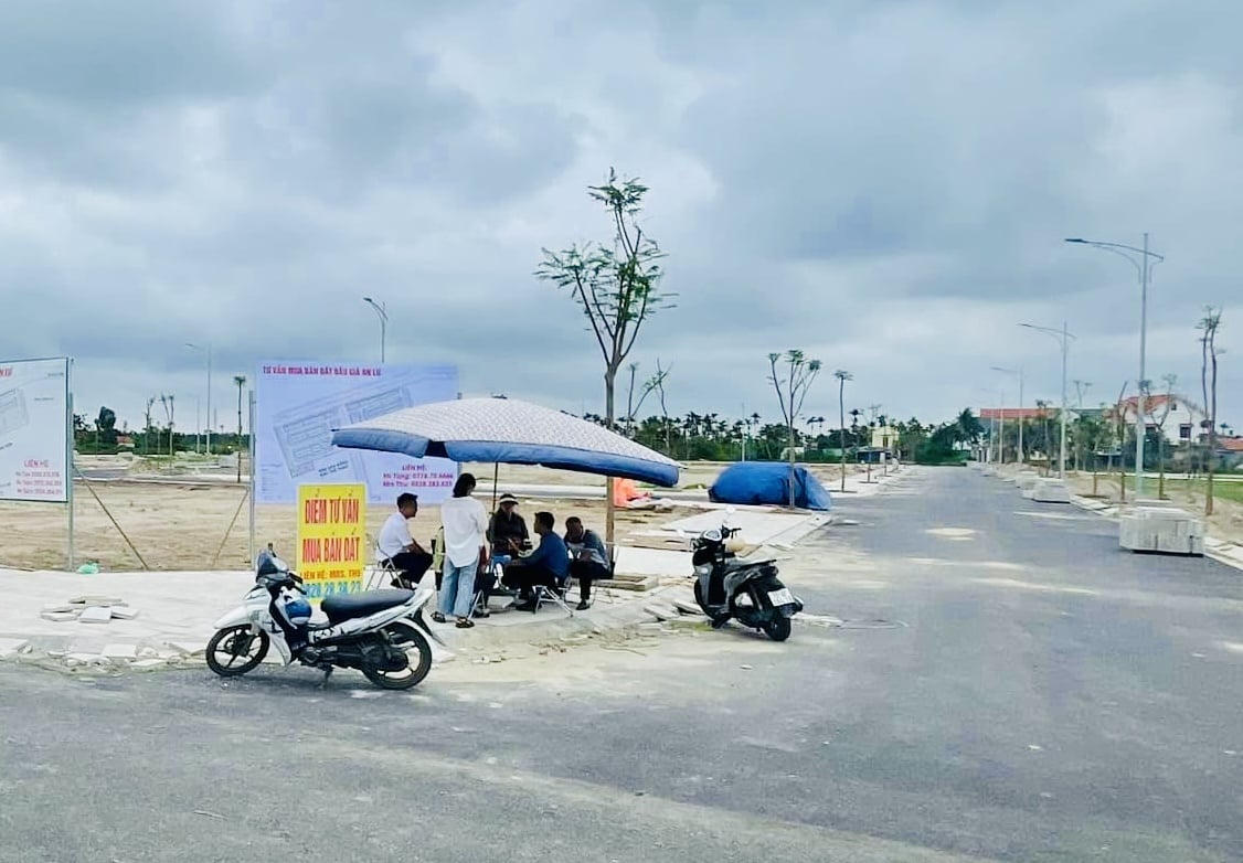 Hoạt động tư vấn, mua bán, đặt cọc BĐS diễn ra bên lề đường