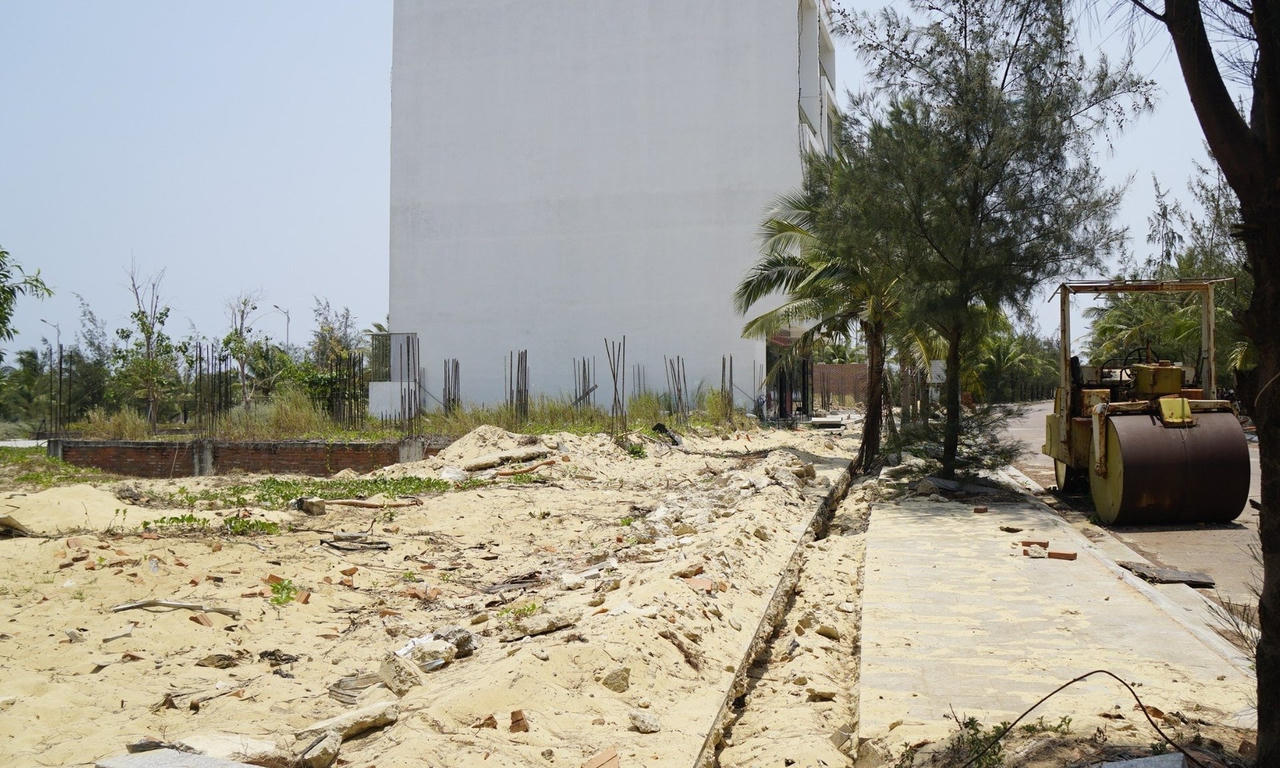 Cảnh dang dở tại dự án FLC Lux City Quy Nhơn