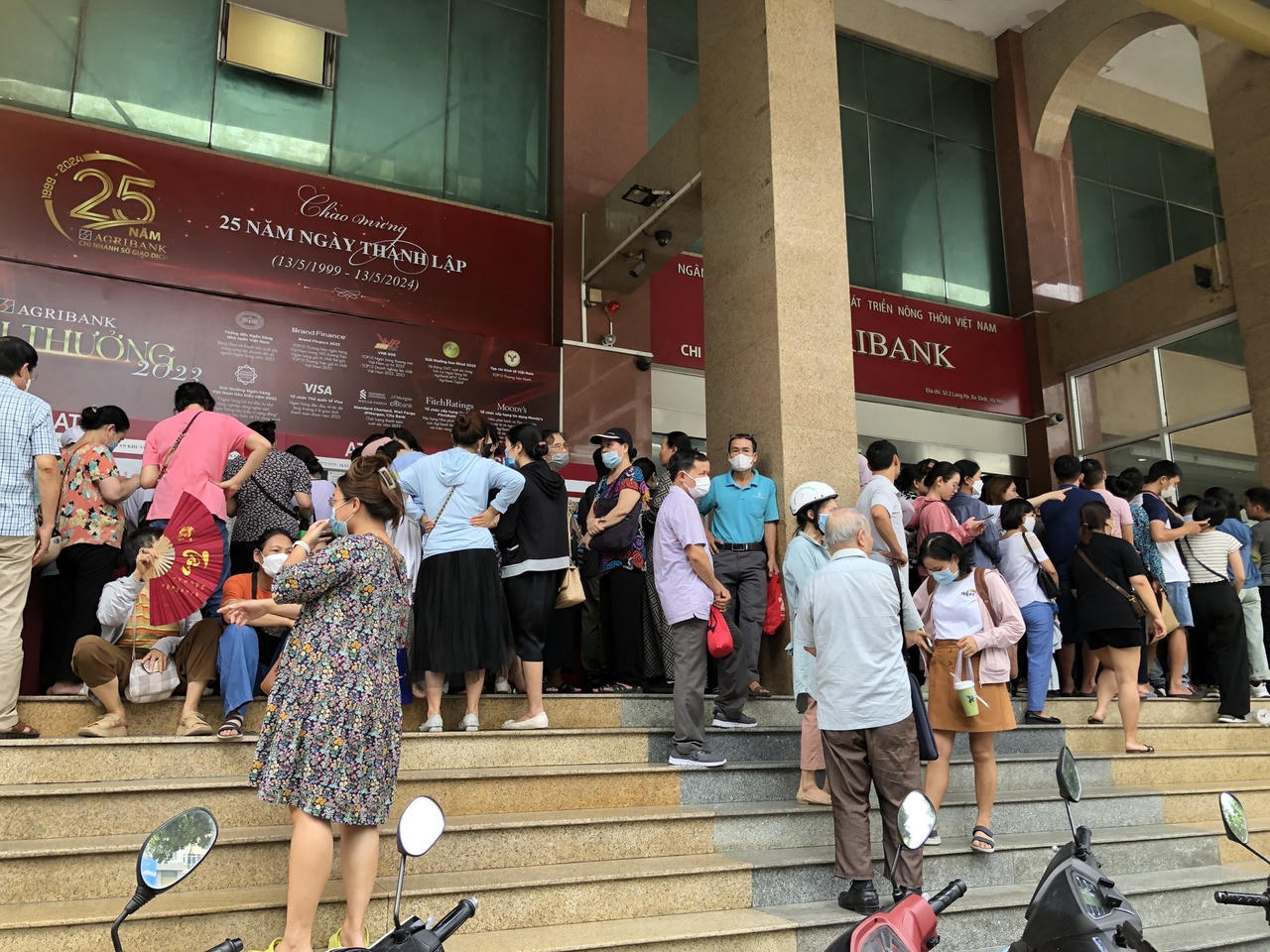 Người dân chen lấn nhau đi mua vàng.