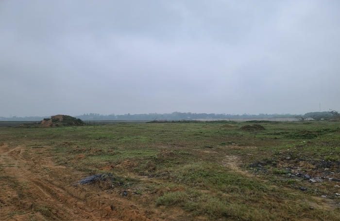 Tới thời điểm hiện tại cho thấy, trên khu đất được phê duyệt xây dựng Nhà máy nước Thăng Thọ cơ bản là 1 bãi đất trống. (Ảnh: Viết Huy) &nbsp;