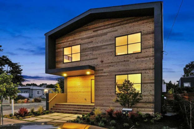 Ngôi nhà gỗ đơn giản bên ngoài, hiện đại bên trong