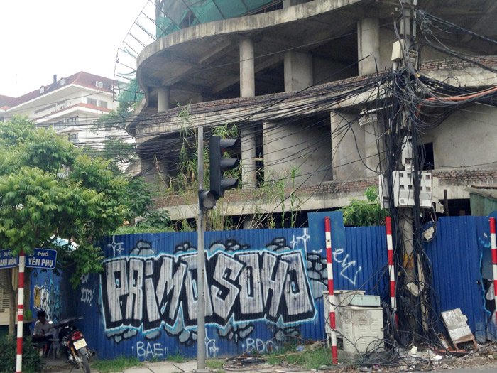 Tòa nhà bỏ hoang hơn thập kỷ trên đất vàng Hồ Tây