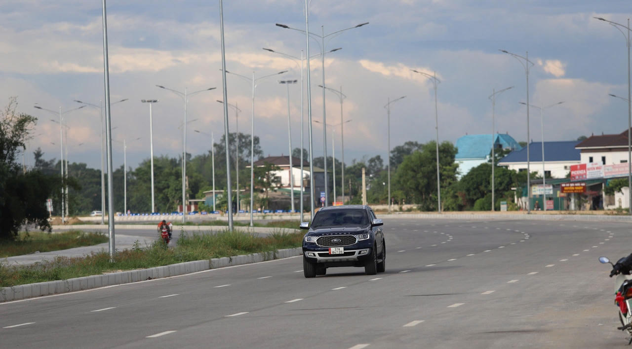 Sau 13 năm thi công, đến nay đại lộ Vinh - Cửa Lò cơ bản hoàn thành, mặt đường ở các hướng đã thảm nhựa toàn bộ và đi vào vận hành.