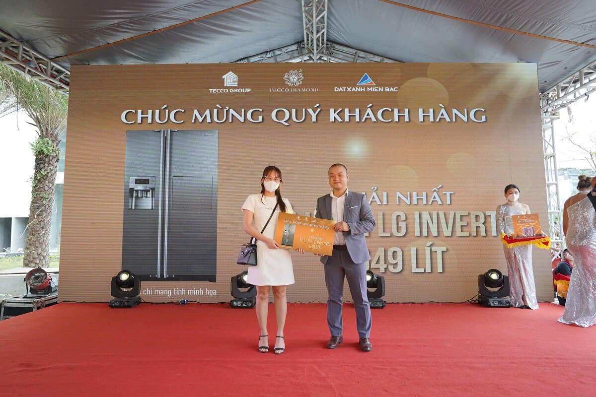 Nữ khách hàng may mắn nhận giải Nhất tại sự kiện &nbsp;