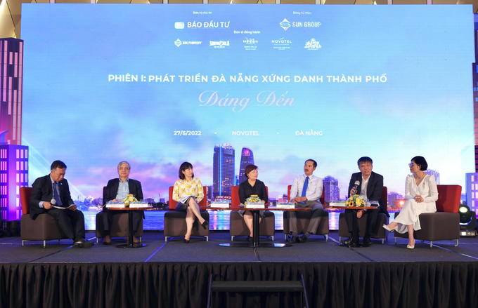 Các chuyên gia thảo luận trong Phiên I: “Phát triển Đà Nẵng xứng danh Thành phố đáng đến”. &nbsp;