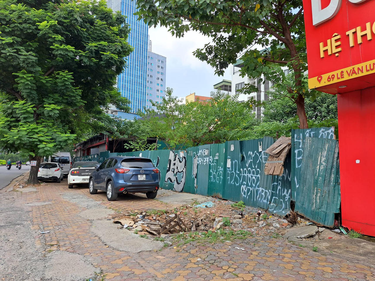 Một phần khu đất đã được giải phóng mặt bằng, quây tôn chờ xây dựng &nbsp;