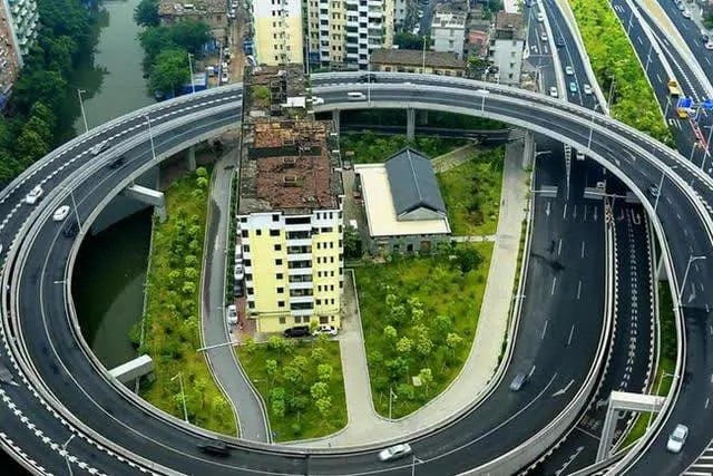 Căn hộ 30m2 không chịu di dời, chủ đầu tư phải chi thêm 350 tỷ đồng xây cầu vượt 360 độ: Cả gia đình 16 năm sống trong cô lập và khói bụi