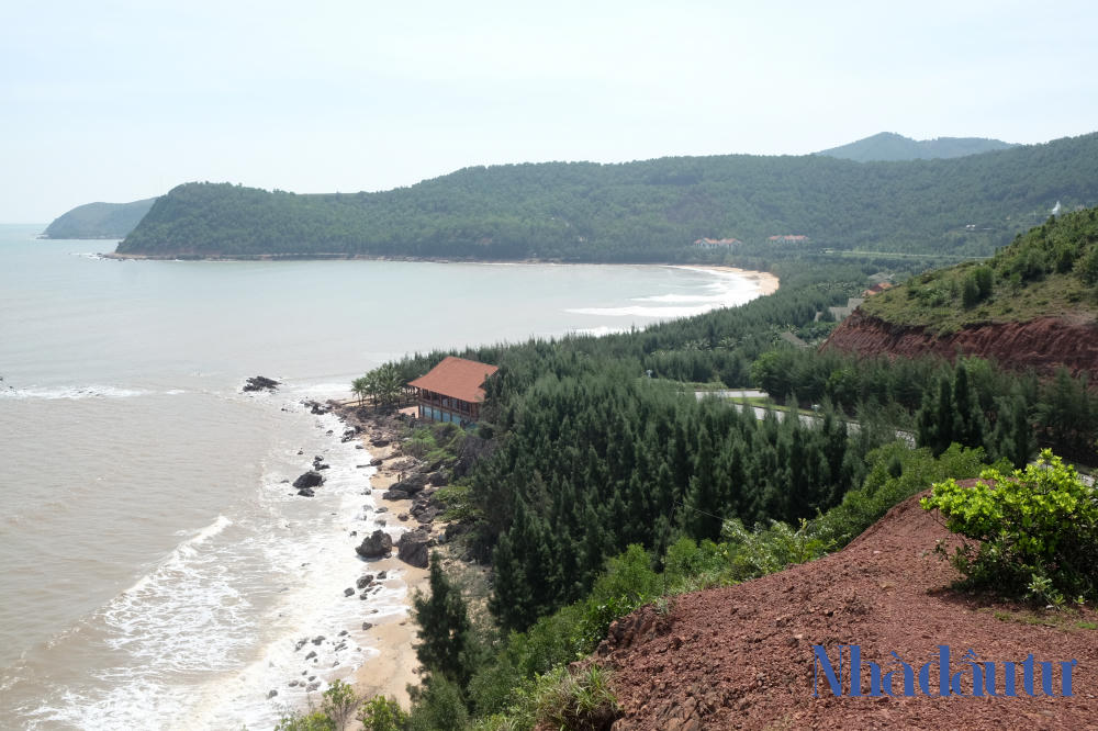 Toàn cảnh khu vực eo biển nơi Tập đoàn Tân Á Đại Thành xây dựng dự án Bãi Lữ Resort. Ảnh: Văn Dũng. &nbsp;