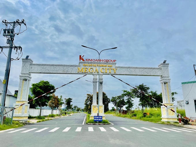 Ngay cổng của dự án Mega City cũng cho thấy được sự vắng lắng của một khu đô thị với mục tiêu hướng đến là một khu đô thị hiện đại, nơi an cư cho người dân nhưng sau nhiều năm, ít người đến sinh sống đã và đang nhường chỗ cho cỏ mọc.