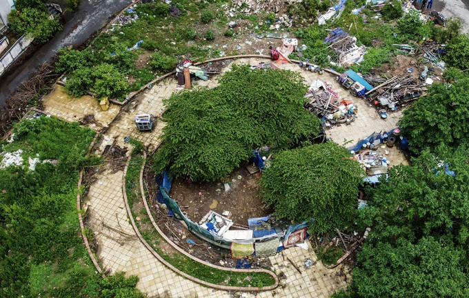 Khu vườn hoa cỏ mọc um tùm, người dân quây lưới để nuôi gà.