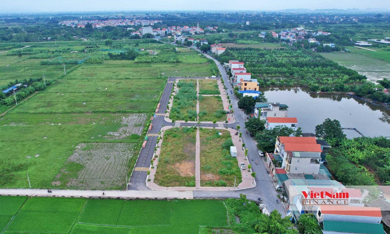 Bất ngờ với giá trúng đấu giá lên tới hơn 100 triệu/m2, chị H (trú tại thôn Thanh Thần, xã Thanh Cao) cho rằng đây là chiêu trò của dân buôn đất nên. Bởi theo chị H, xung quanh khu vực này giá đất cũng chỉ giao động trên dưới 30 triệu đồng/m2.