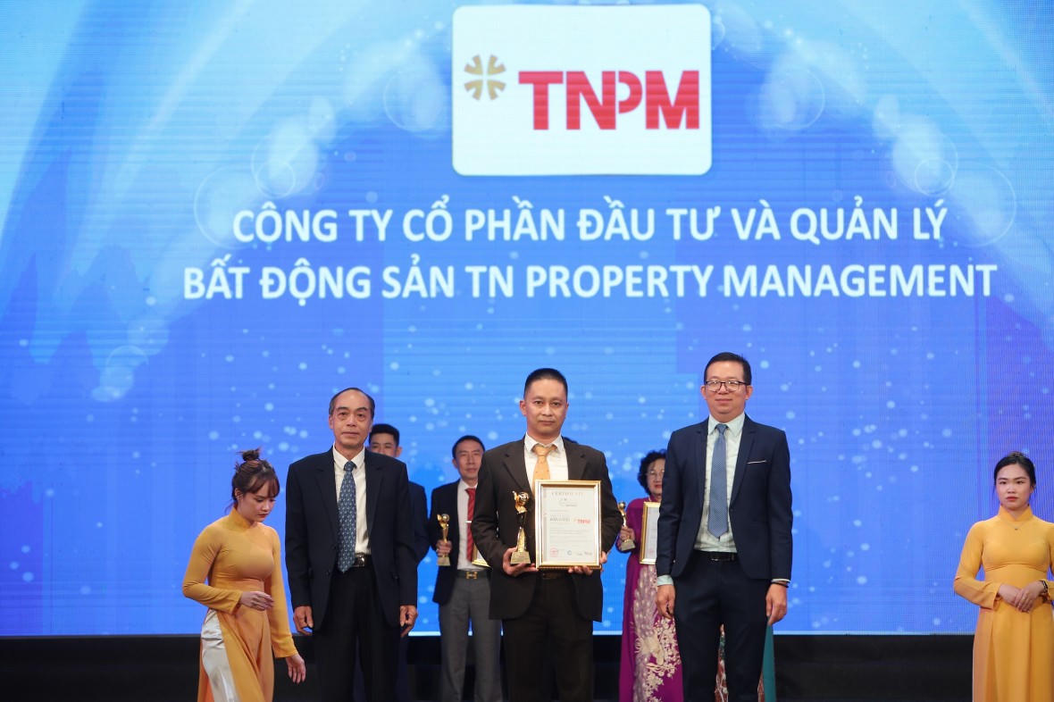 Đại diện Công ty TNPM nhận giải thưởng từ ban tổ chức. &nbsp;