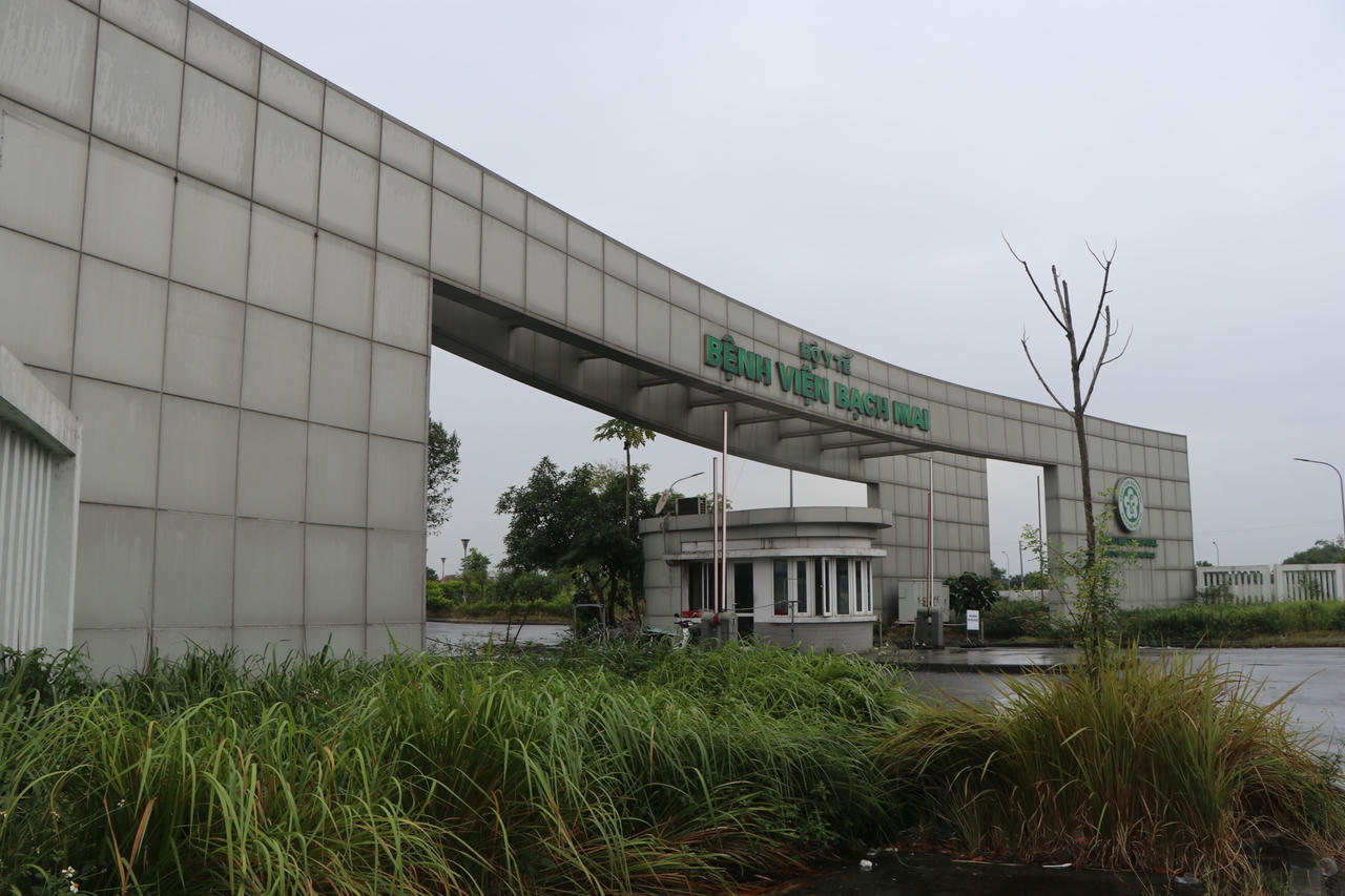 Cảnh hoang vắng trong công trình bỏ không nhiều năm.