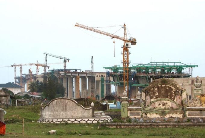 Một trong những khâu vướng mắc nhất của dự án chính là công tác giải phóng mặt bằng. Ảnh: Internet &nbsp;