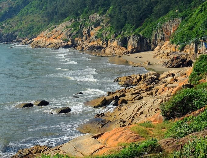 Núi đá, đủ các hòn lớn, nhỏ...nằm ngay cạnh mép biển tạo nên vẻ đẹp hoang sơ của biển Sầm Sơn