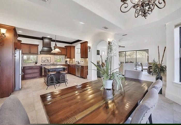 Căn nhà được thiết kế mở, thoáng. Phòng khách và nhà bếp được thông với nhau. Vợ chồng ca sĩ Hồng Ngọc cũng chọn nhiều đồ nội thất phù hợp với phong cách cổ điển của căn nhà.Trước đó, vào năm 2018, cả hai đã mua một ngôi nhà rộng rãi với 5 phòng ngủ ở thành phố Dallas, Texas. Tậu biệt thự gần biển nhưng vợ chồng Hồng Ngọc vẫn sống ở Dallas để tiện cho việc học của 3 con. Biệt thự này cô cũng dự định cho thuê.   