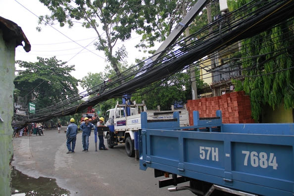 Cay do, mai nha sap, cot dien gay hang loat sau loc lon o Go Vap