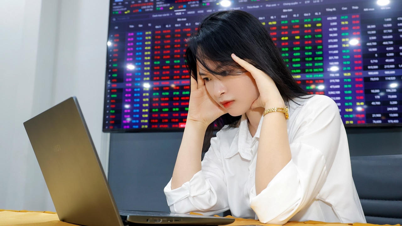 Thị trường chứng khoán sáng 29/7 chịu áp lực chốt lời mạnh