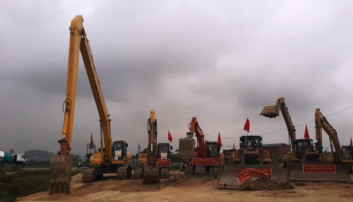 Huy động máy móc triển khai thi công đoạn tuyến cao tốc Mai Sơn - Quốc lộ 45.&nbsp; &nbsp;