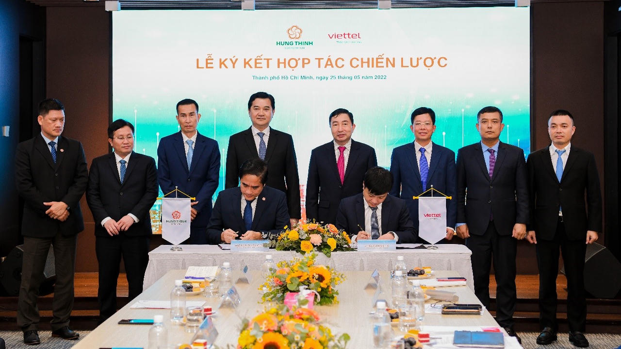 Đại diện hai Tập đoàn tại buổi lễ ký kết hợp tác chiến lược vào chiều ngày 25/5 tại TP.HCM. &nbsp;