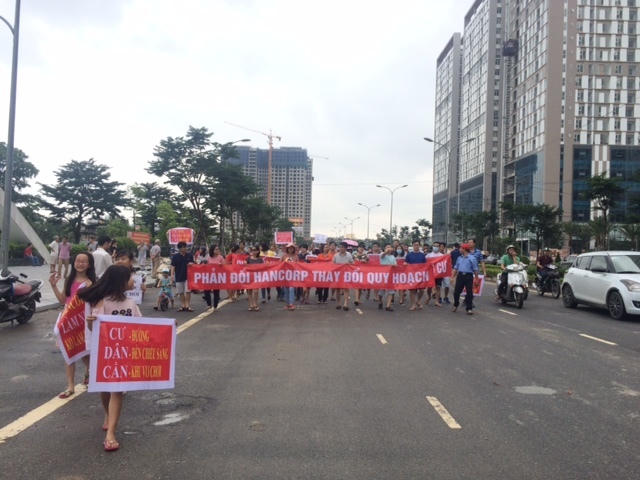 Bất động sản 2017 biến động trong những cơn sốt đất, ‘siết nợ' hàng loạt dự án