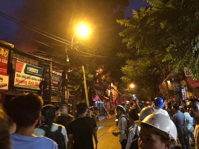 Cháy gần chục ngôi nhà gần Bệnh viện Nhi Trung ương, nhiều người hoảng loạn Chay gan chuc ngoi nha gan Benh vien Nhi Trung uong, nhieu nguoi hoang loan