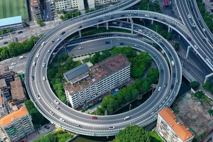 Tòa chung cư 8 tầng bị vây kín 360 độ bởi cầu vượt cao tốc chỉ vì một lý do