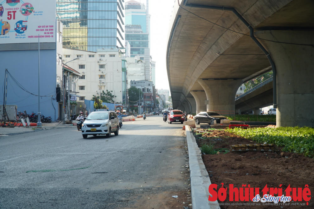 


Phần đường bên hành lang dưới cầu cũng được hoàn thiện, trải nhựa. &nbsp;



