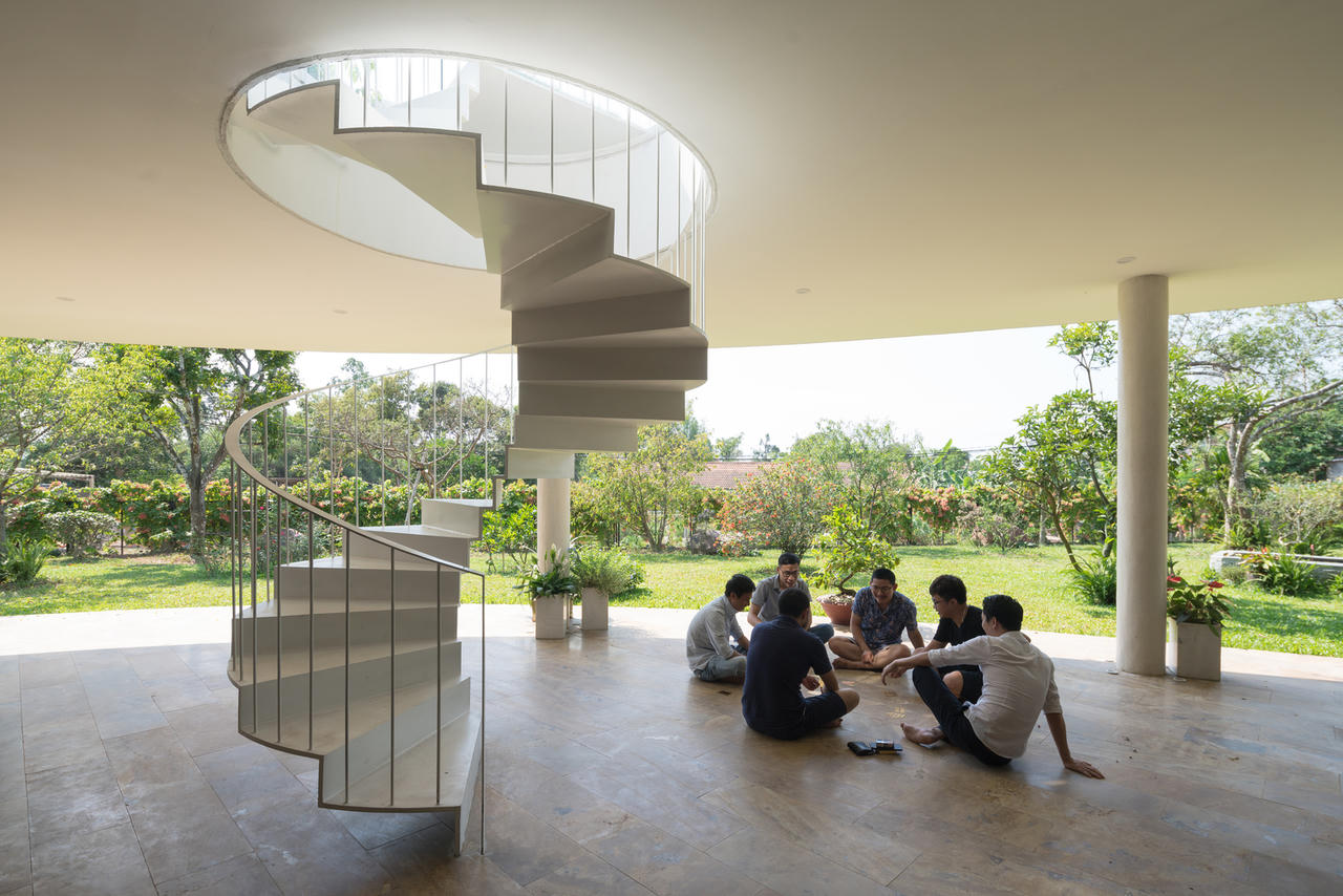 [Ảnh] Ngôi nhà hình elip với bể bơi, sân vườn ở vùng quê Nghệ An 