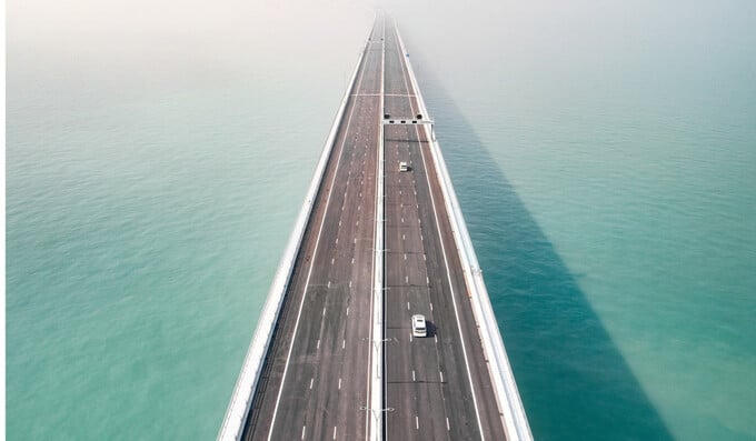 Cây cầu cũng bị trì hoãn 2 năm so với kế hoạch ban đâu là khánh thành vào năm 2016