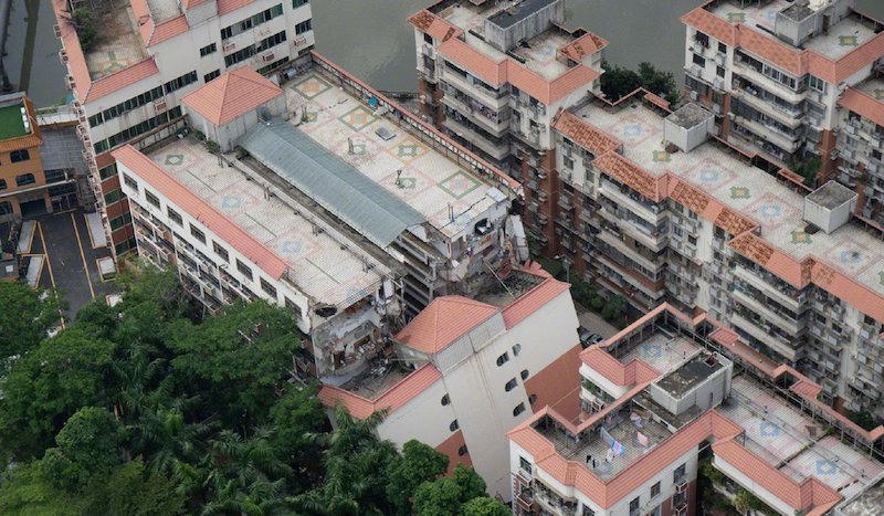 Sau tiếng động lớn, chung cư 30 tuổi bật móng nghiêng ngả