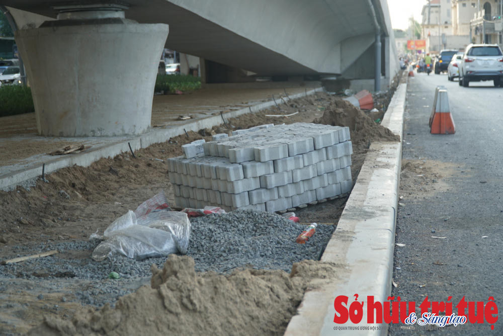 Dưới gầm cầu đang được đẩy nhanh tiến độ phần lát gạch. &nbsp;