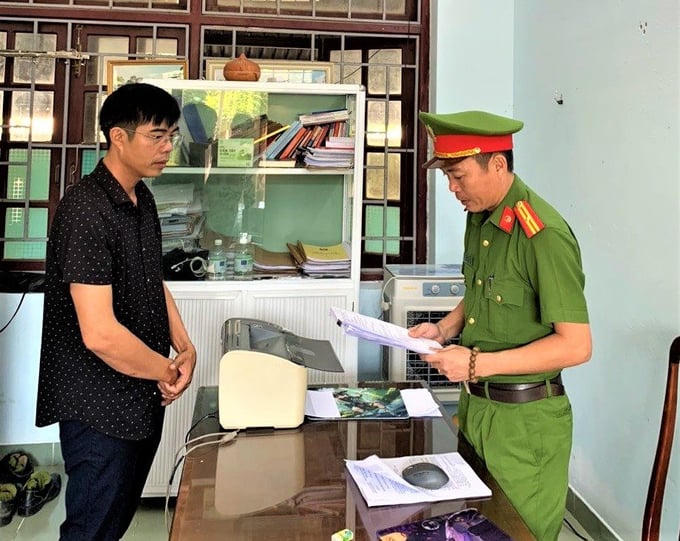 Khởi tố Trần Văn Phi về tội "Lợi dụng chức vụ, quyền hạn trong khi thi hành công vụ" (ảnh: CAQN)