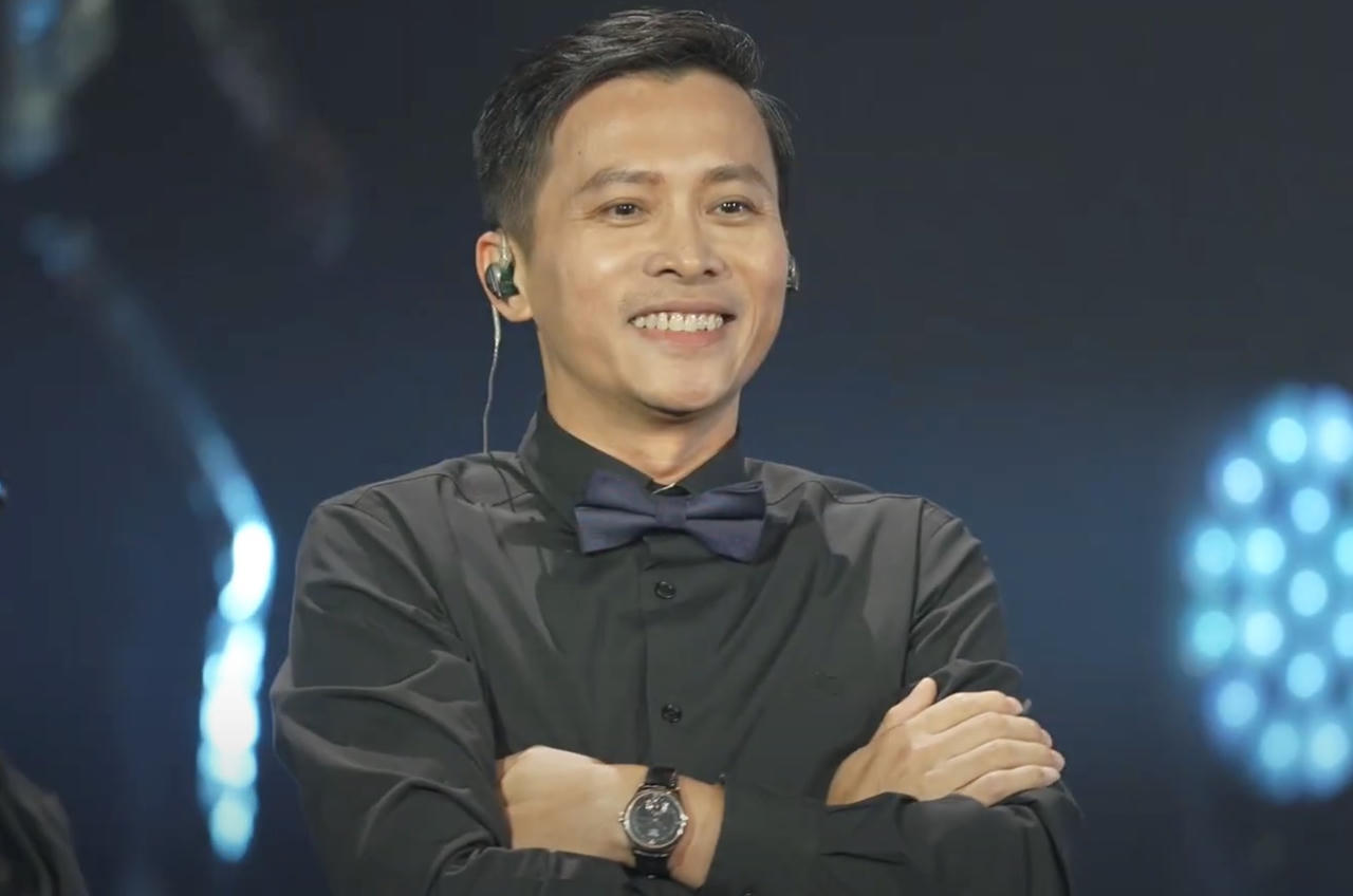 Tổng giám đốc Phạm Như Ánh vừa hát, vừa nhảy cực sung trên sân khấu &nbsp;