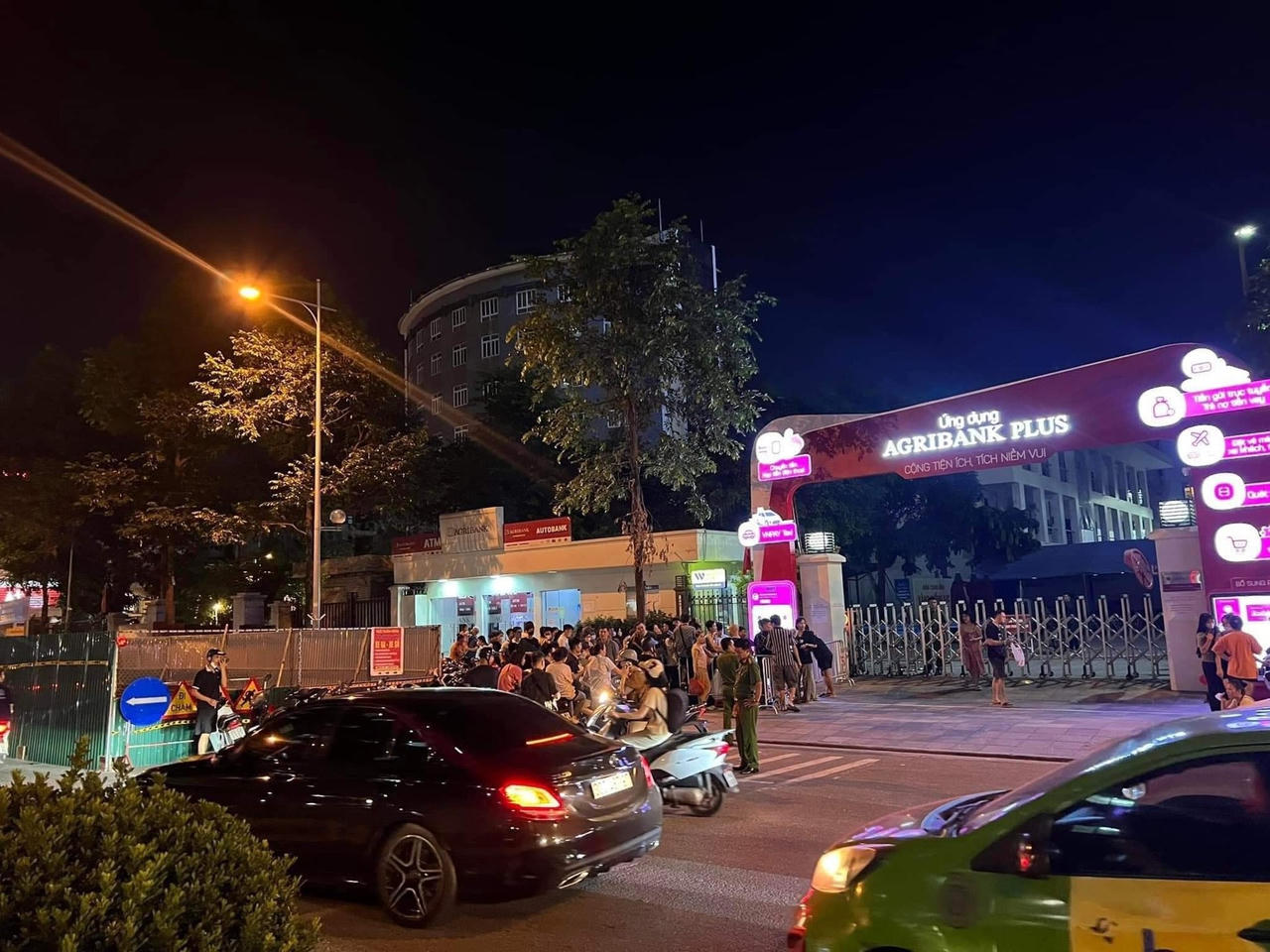 Đám đông tụ tập tại Agribank chi nhánh Mỗ Lao.
