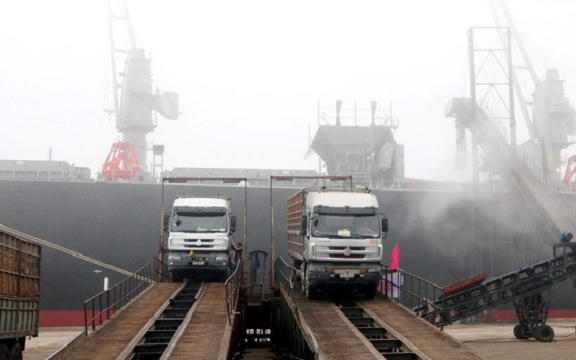 Các chuyến tàu container cập cảng Vũng Áng được bốc xếp hàng hóa nhanh gọn, an toàn. &nbsp;