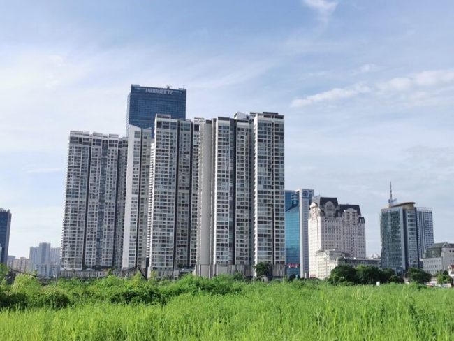 HoREA cho rằng cần bổ sung quy định về đặt cọc và thanh toán qua ngân hàng trong giao dịch kinh doanh bất động sản. &nbsp;