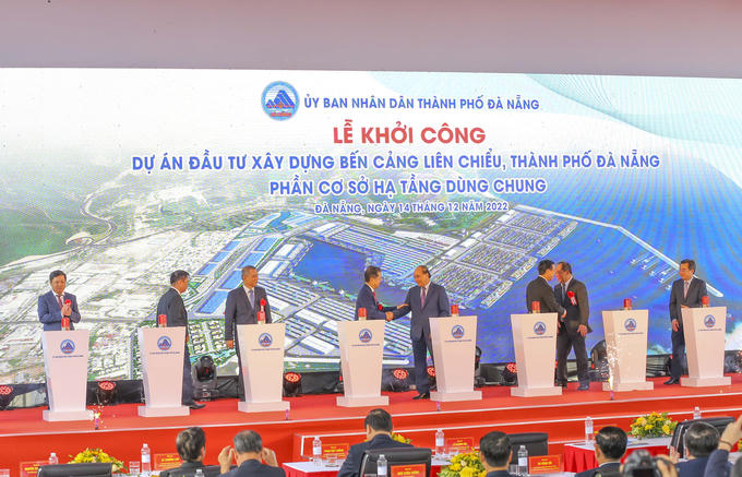 Chủ tịch nước Nguyễn Xuân Phúc và Thường trực Ban Bí thư Trung ương Đảng Võ Văn Thưởng, cùng đại diện các bộ, ban, ngành Trung ương và lãnh đạo các địa phương bấm nút khởi công dự án cảng biển Liên Chiểu (Ảnh: Thế Sơn)