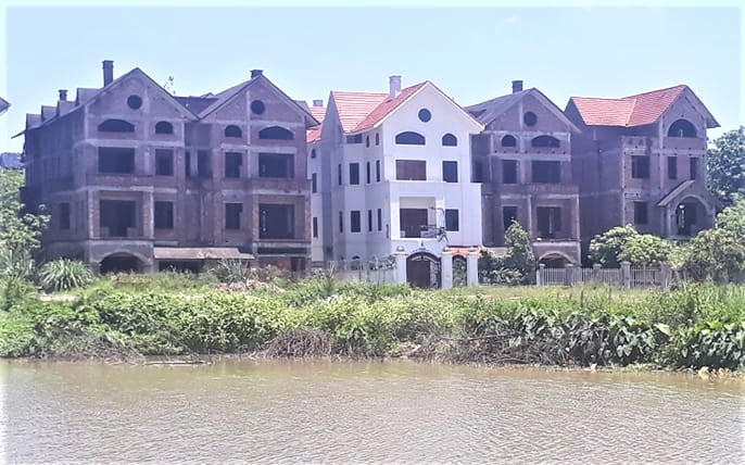 Theo phê duyệt ban đầu, dự án du lịch sinh thái Song Phương được xây dựng tại khu đồng Sâu (thôn Phương Viên, xã Song Phương), có mục đích phục vụ du lịch, nghỉ dưỡng, nhưng sau đó được phê duyệt thành xây dựng loạt biệt thự để bán. &nbsp;