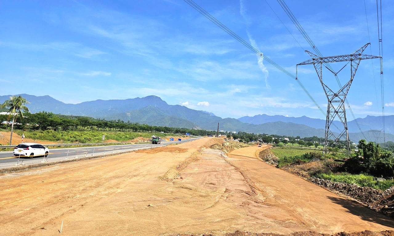 Ông Võ Nguyên Chương cho biết, dự án cao tốc Hòa Liên - Túy Loan có tổng chiều dài gần 11,5km nhưng có tới 1.216 hồ sơ và 3.275 ngôi mộ cần giải tỏa. Đây là con số không hề nhỏ.