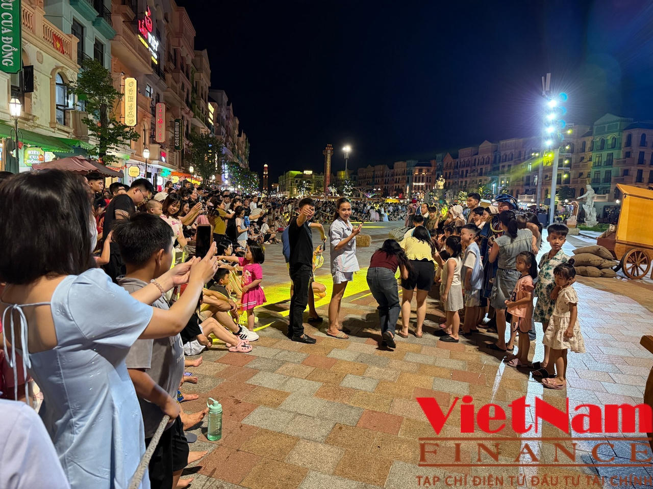 Phố đêm rực sáng tại Khu đô thị Ocean Park ở Hưng Yên